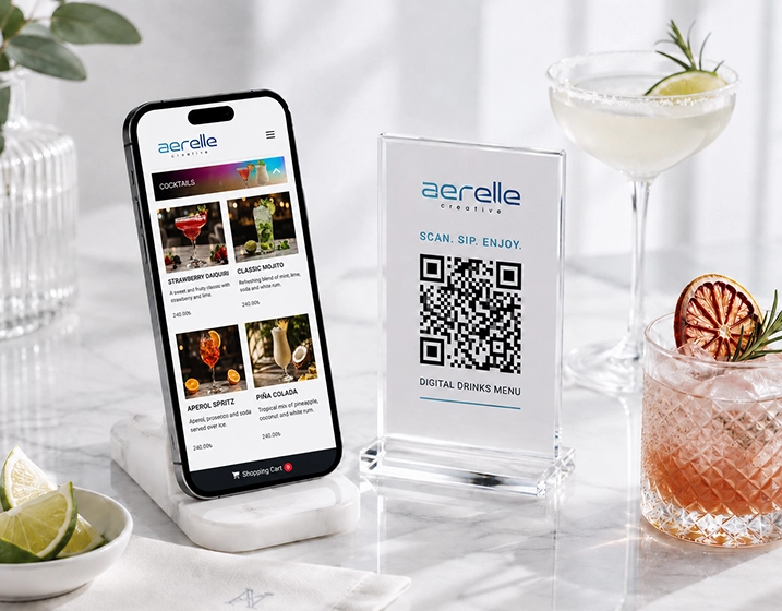Gast betrachtet eine Bar-QR-Karte auf dem Smartphone